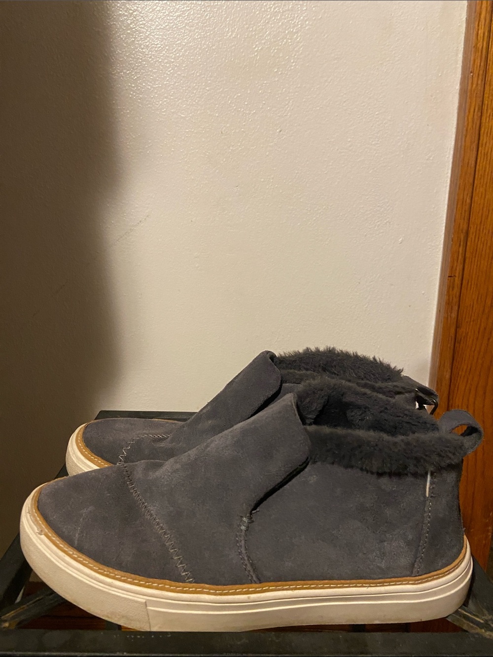 Women’s Size W8.5 Toms Slip-On Gray Suede Ankle Shoes with Fur Lining
